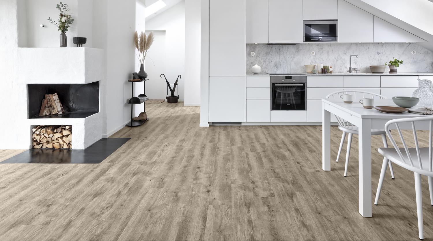 Starfloor Click Ultimate i ett vitt kök med snedtak och öppen kamin