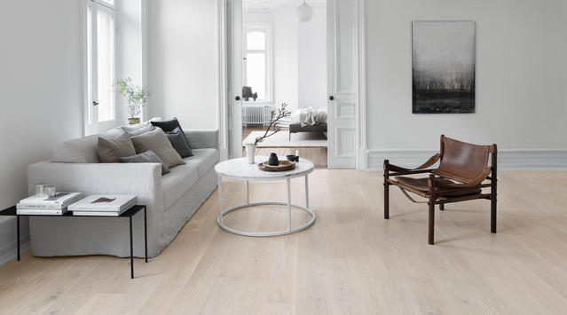 Lyse parkettgulv fra Tarkett, i en herlig match med skandinavisk design og interiør.